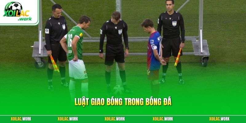 Luật Giao Bóng Trong Bóng Đá Mới Nhất Người Chơi Cần Rõ